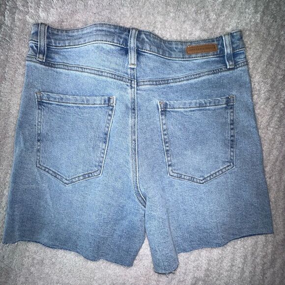 NWTs Sanctuary Sidewalk High Rise Raw Hem Distressed Denim Blue Shorts Size 28 - Picture 5 of 5